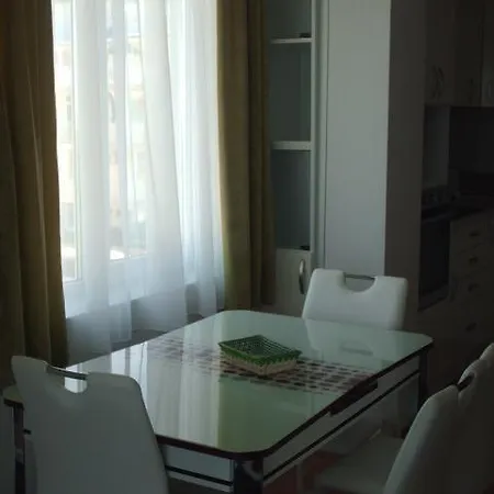 Rutland アパートホテル ラヴダ